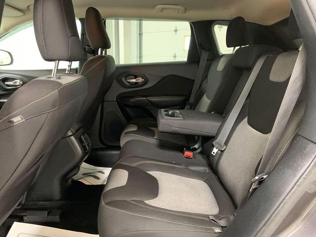 Photo of 2014 Granite Crystal Clearcoat Metallic Jeep Cherokee