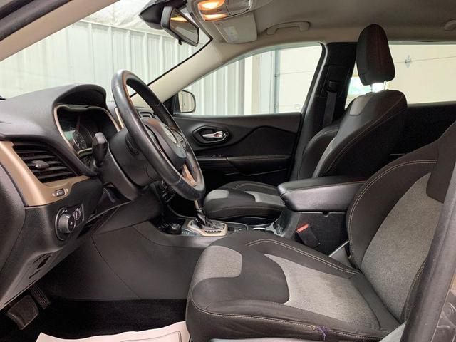 Photo of 2014 Granite Crystal Clearcoat Metallic Jeep Cherokee