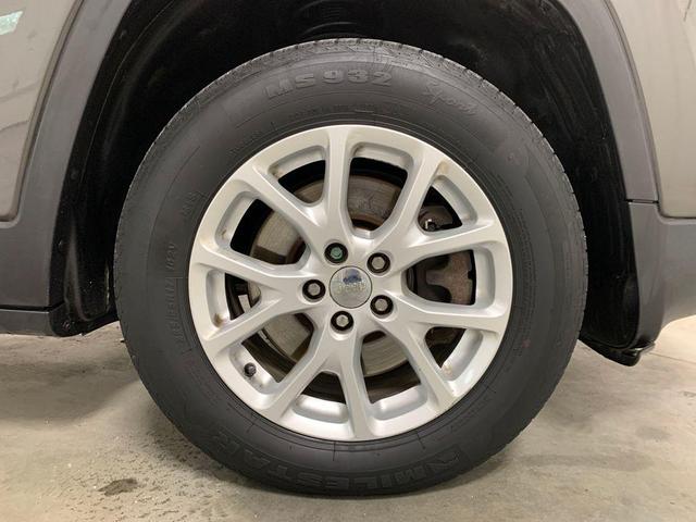 Photo of 2014 Granite Crystal Clearcoat Metallic Jeep Cherokee