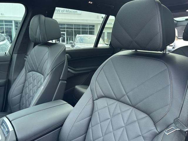 Photo of 2024 Mineral White Metallic BMW X7