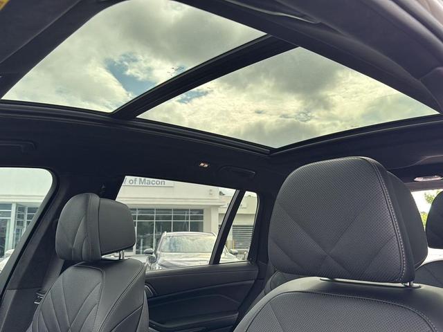 Photo of 2024 Mineral White Metallic BMW X7