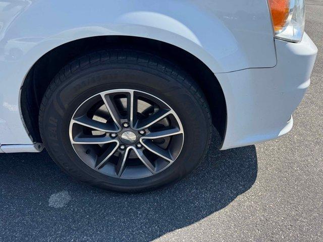 Photo of 2017 White Knuckle Clearcoat Dodge Grand Caravan