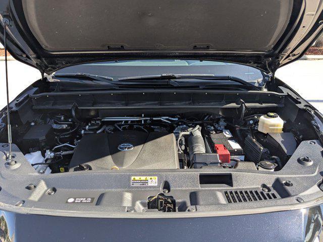 Photo of 2022 Midnight Black Metallic Toyota Highlander