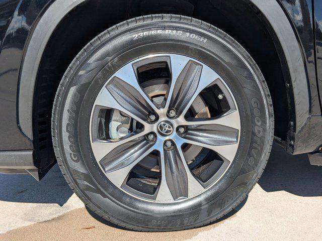 Photo of 2022 Midnight Black Metallic Toyota Highlander