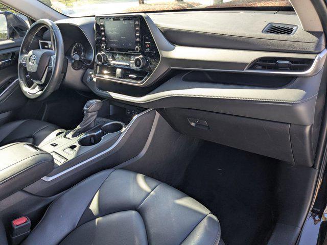 Photo of 2022 Midnight Black Metallic Toyota Highlander