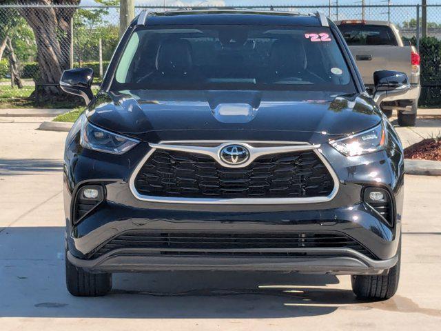 Photo of 2022 Midnight Black Metallic Toyota Highlander
