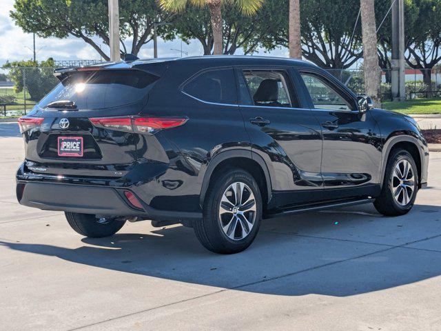 Photo of 2022 Midnight Black Metallic Toyota Highlander