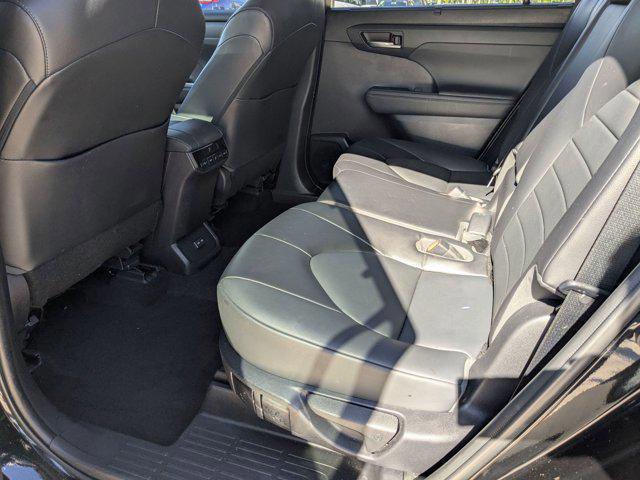 Photo of 2022 Midnight Black Metallic Toyota Highlander