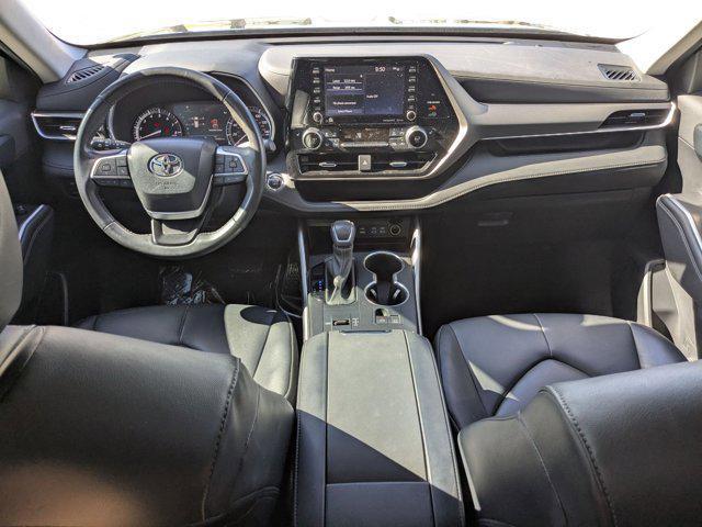 Photo of 2022 Midnight Black Metallic Toyota Highlander