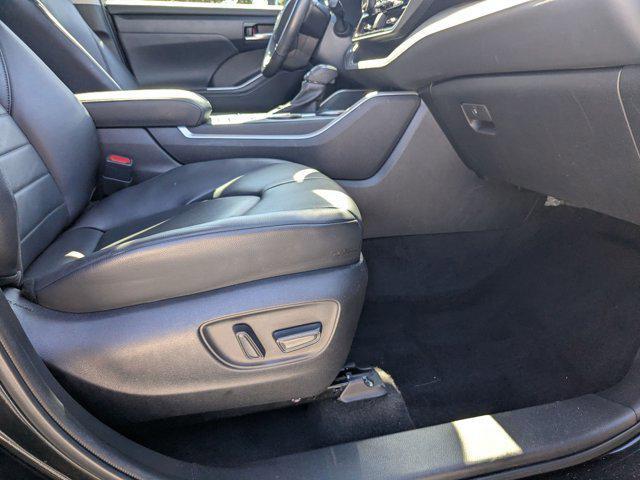 Photo of 2022 Midnight Black Metallic Toyota Highlander