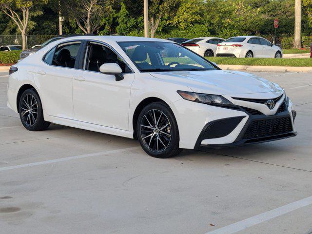 Photo of 2021 Super White Toyota Camry