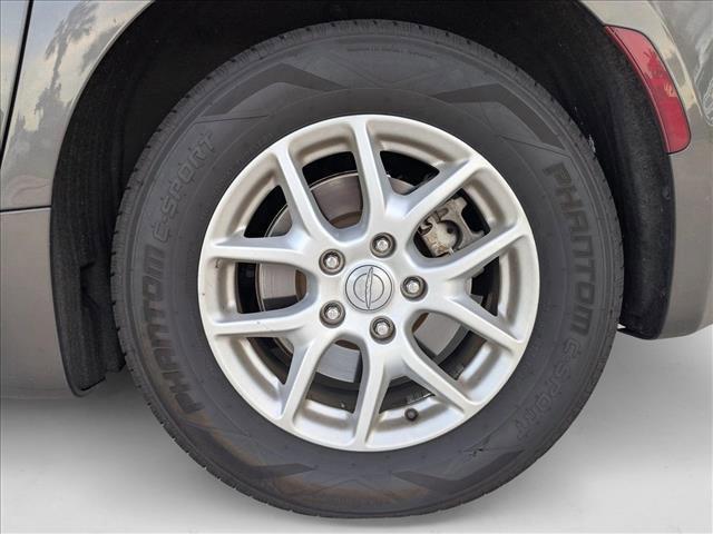 Photo of 2020 Granite Crystal Metallic Clearcoat Chrysler Pacifica