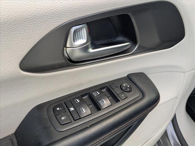 Photo of 2020 Granite Crystal Metallic Clearcoat Chrysler Pacifica