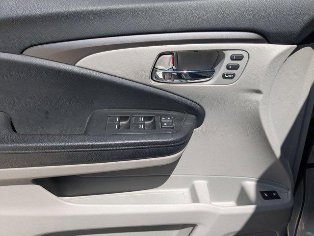 Photo of 2020 Lunar Silver Metallic Honda Pilot
