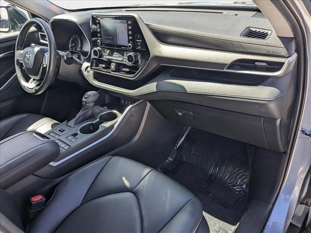 Photo of 2022 Moon Dust Toyota Highlander