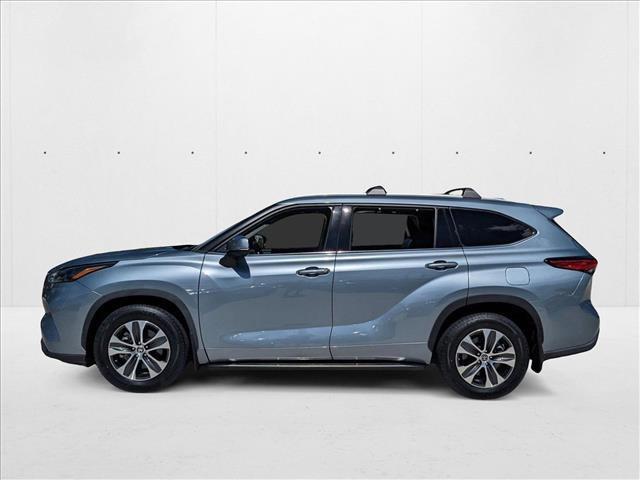 Photo of 2022 Moon Dust Toyota Highlander