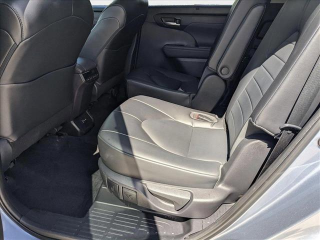 Photo of 2022 Moon Dust Toyota Highlander