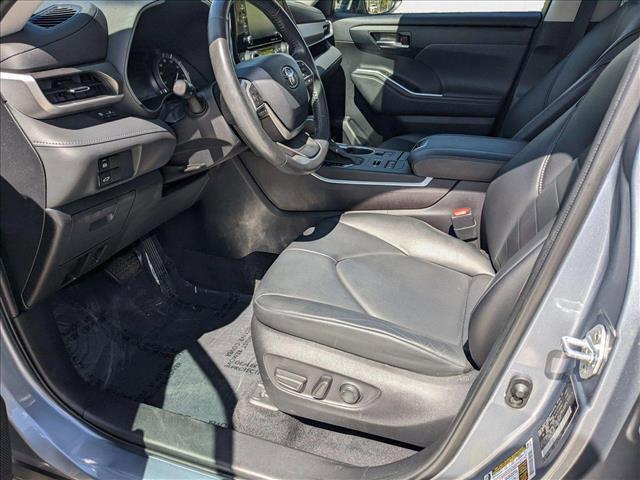 Photo of 2022 Moon Dust Toyota Highlander