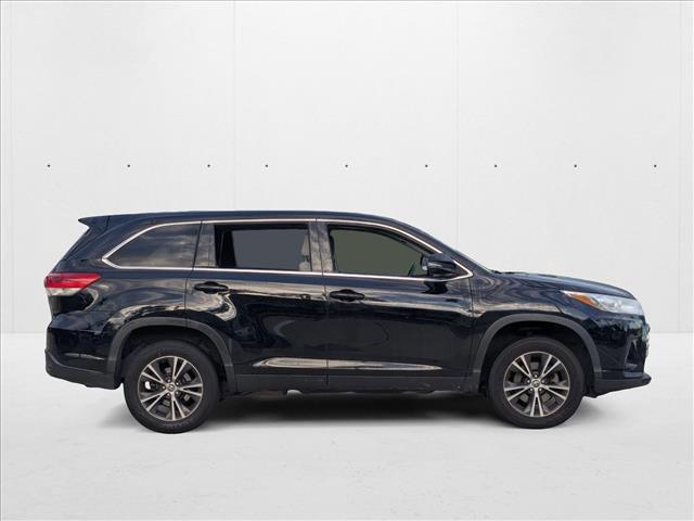 Photo of 2019 Midnight Black Metallic Toyota Highlander