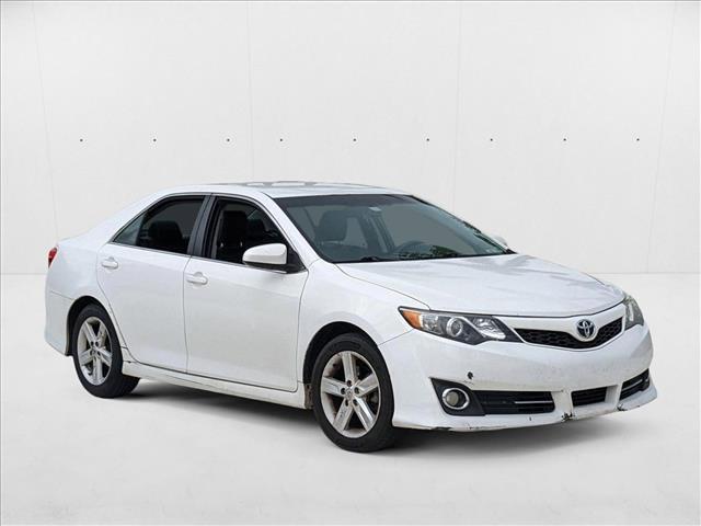 Photo of 2014 White Toyota Camry