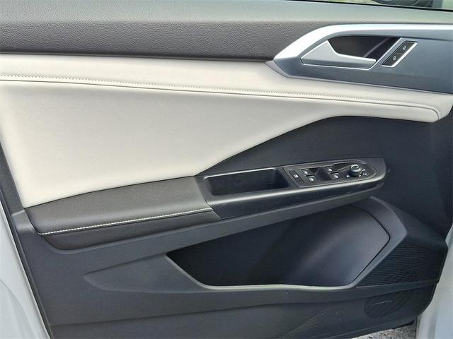 Photo of 2025 Pure White Volkswagen Taos