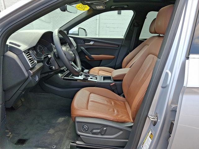 Photo of 2022 Florett Silver Metallic Audi Q5