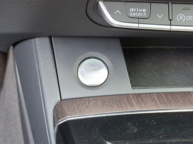 Photo of 2022 Florett Silver Metallic Audi Q5