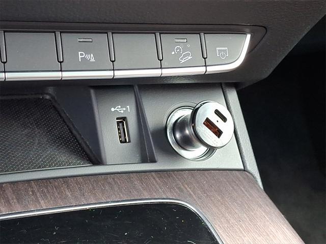 Photo of 2022 Florett Silver Metallic Audi Q5