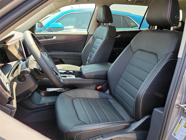 Photo of 2024 Silver Mist Metallic Volkswagen Atlas