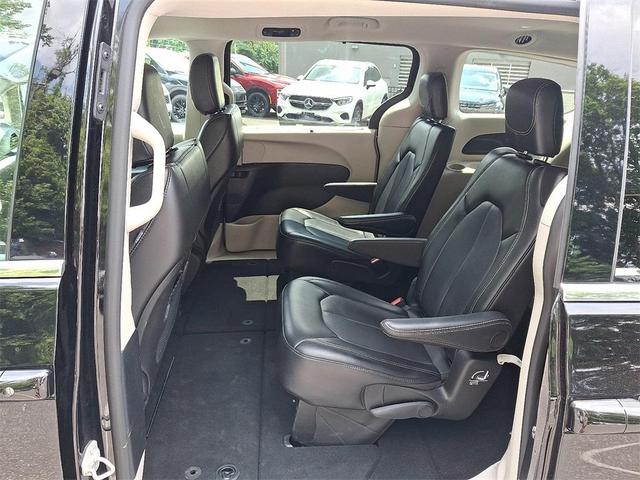 Photo of 2024 Black Chrysler Pacifica