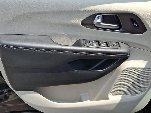 Photo of 2024 Black Chrysler Pacifica
