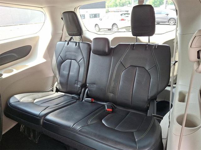 Photo of 2024 Black Chrysler Pacifica