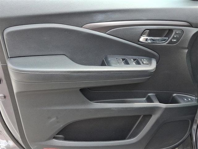 Photo of 2021 Gray Honda Pilot