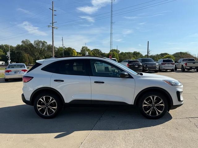 Photo of 2022 Star White Ford Escape