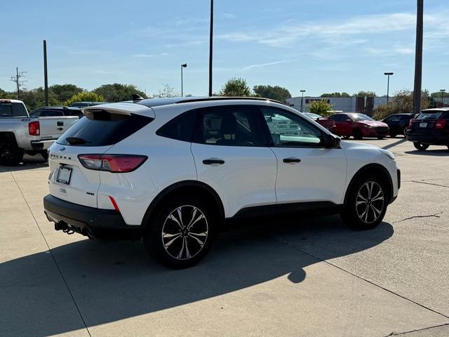 Photo of 2022 Star White Ford Escape