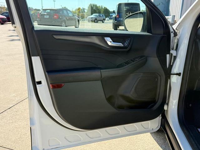 Photo of 2022 Star White Ford Escape