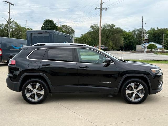 Photo of 2019 Diamond Black Jeep Cherokee