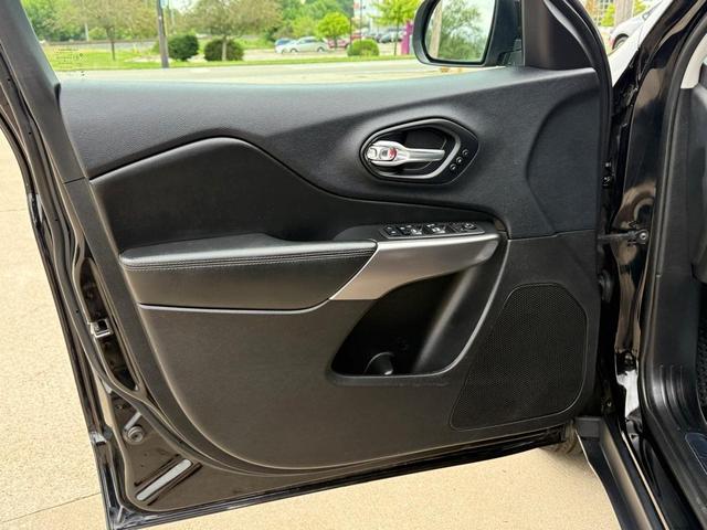 Photo of 2019 Diamond Black Jeep Cherokee