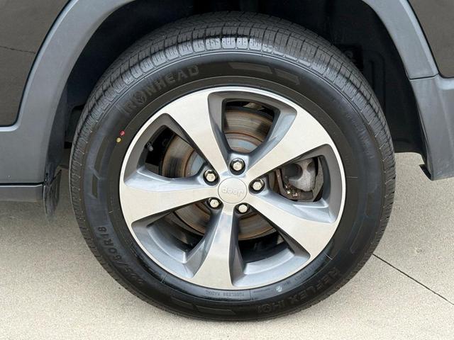 Photo of 2019 Diamond Black Jeep Cherokee