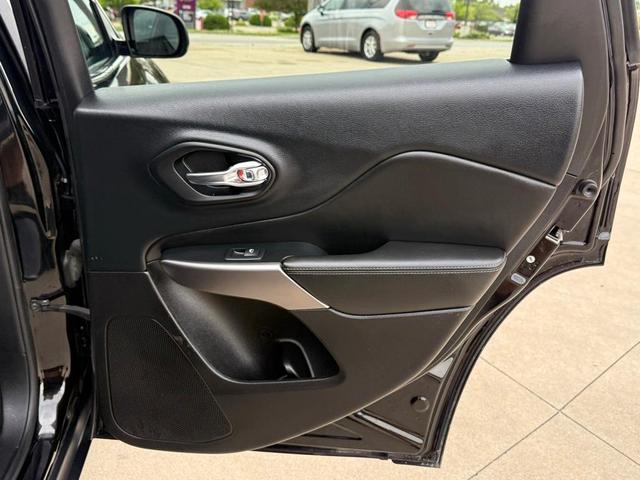 Photo of 2019 Diamond Black Jeep Cherokee