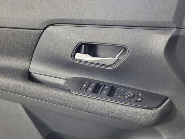 Photo of 2025 White Nissan Kicks