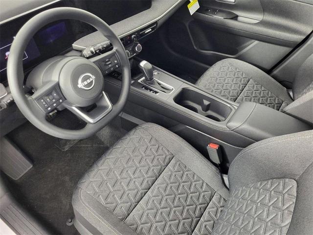 Photo of 2025 White Nissan Kicks