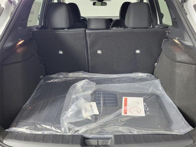 Photo of 2025 White Nissan Kicks