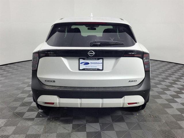 Photo of 2025 White Nissan Kicks