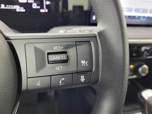 Photo of 2025 White Nissan Kicks