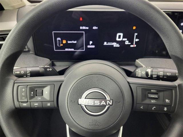 Photo of 2025 White Nissan Kicks