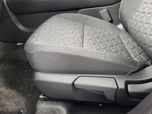 Photo of 2025 White Nissan Kicks