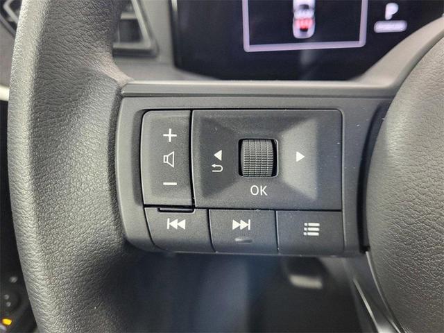 Photo of 2025 White Nissan Kicks