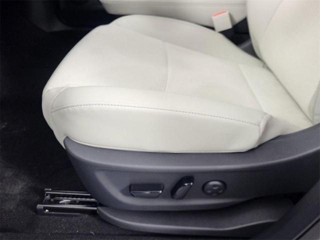 Photo of 2025 White Nissan ARIYA