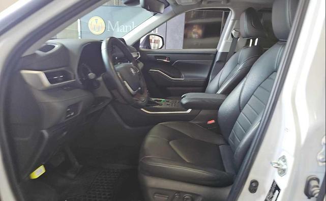 Photo of 2022 White Toyota Highlander